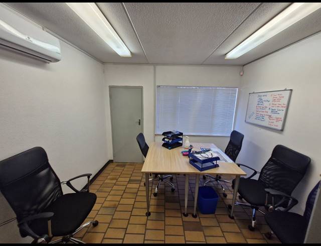 407M² WAREHOUSE TO LET IN JET PARK